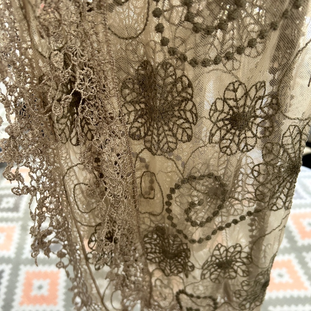 Source Unknown Floral Lace Shawl in Beige